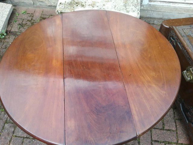 Image 2 of Mahogony circular table on pad feet