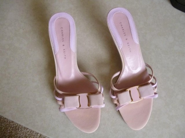 Preview of the first image of Ladies Pink Low Heeled Sandals– Brand New.