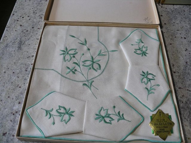 Image 3 of Pure Irish Linen Tablecloth & 4 Napkins Boxed