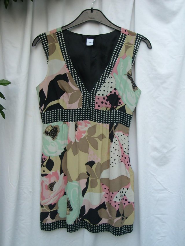 Preview of the first image of NEW LOOK Printed Silk Tunic Top – Size 10.