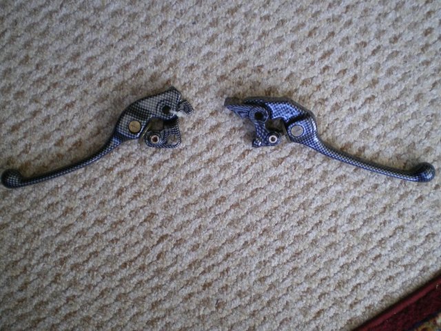 Image 3 of carbon look brake and clutch levers