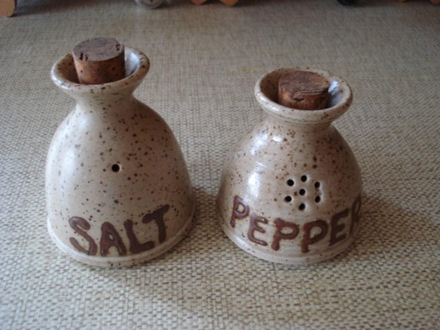 Image 3 of SET OF SALT & PEPPER POTS (CRUET SET) CHILDSWICKHAM POTTERY