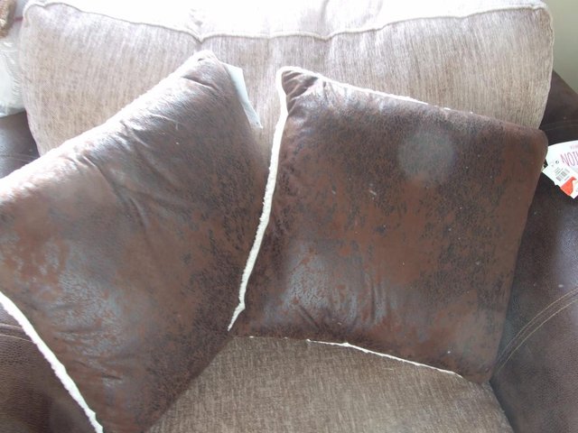 Image 2 of Brand new 2 toned Cushions