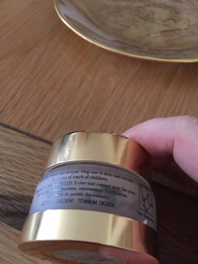 Preview of the first image of Estee Lauder re-nutrive intensive lifting make up SPF 15, 3W.