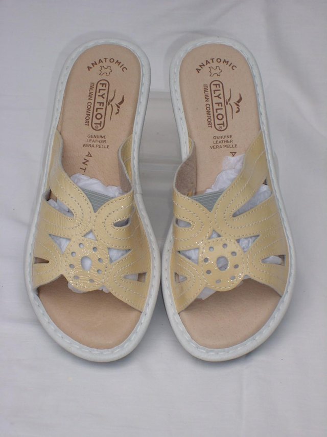 Preview of the first image of PAVERS FLY FLOT Leather Mule Shoes – Size 5/38 NEW.