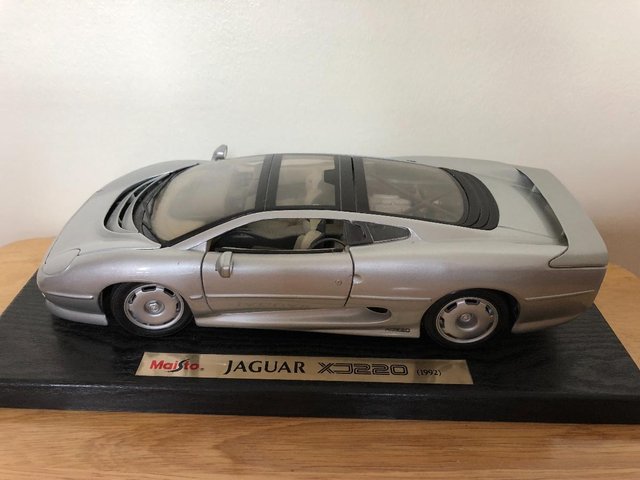 Preview of the first image of Maisto 1:18 scale Jaguar XJ220 (1992).