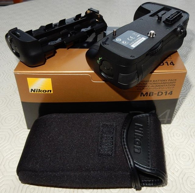 Preview of the first image of Nikon MB D14 Multi power battery pack..