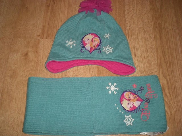 Preview of the first image of Frozen Hat & Scarf Set, 8-12yrs.