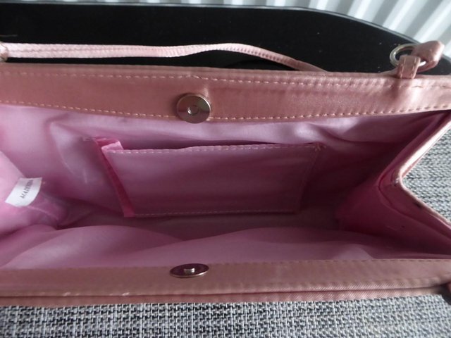 Preview of the first image of PINK HANDBAG.