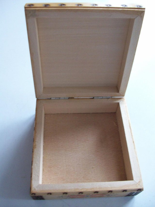 Image 2 of WOODEN POKERWORK SMALL HINGED BOX 4” SQUARE 2” DEEP **VGC**