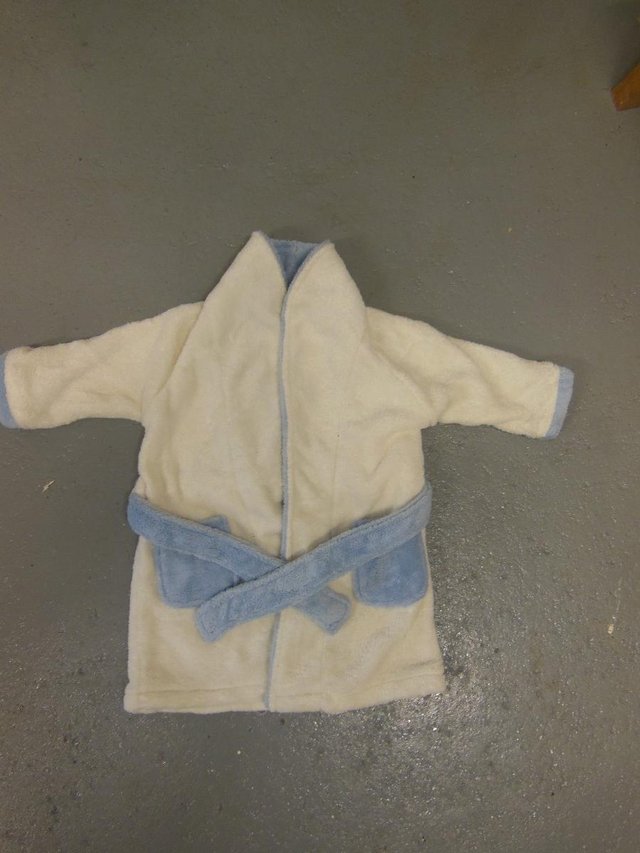 Preview of the first image of Kids dressing gown 6-12 months.
