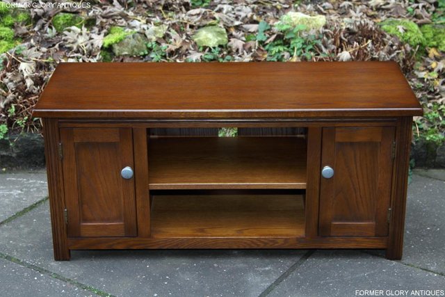 Preview of the first image of OLD CHARM LIGHT OAK TV DVD CD CABINET CUPBOARD STAND TABLE.