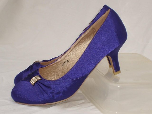 Preview of the first image of ENVY Purple Satin Court Shoes – Size 4/37 NEW!.