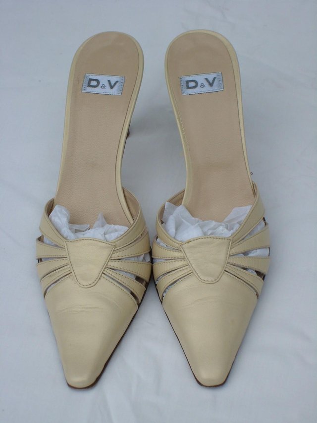 Preview of the first image of D & V Italian Cream Leather Mule Shoes – Size 4/37.