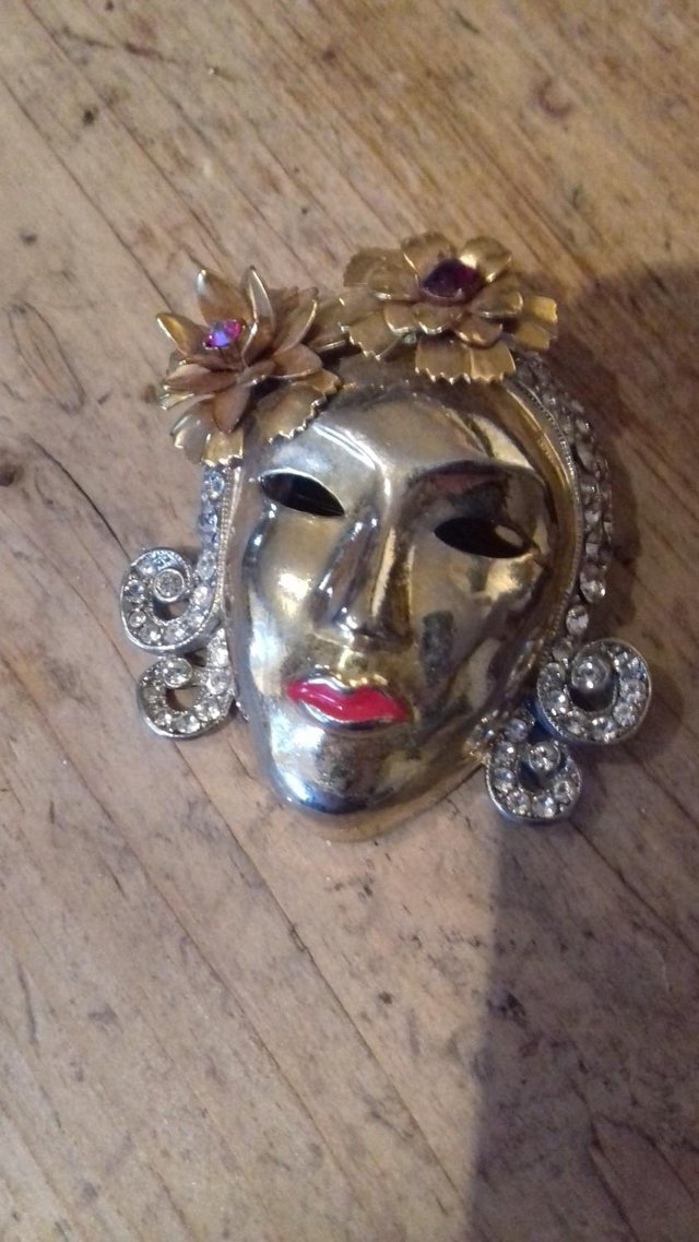 Preview of the first image of vintage .....ladies......brooch/pendant.