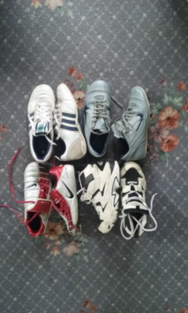 Preview of the first image of football boots size 4.