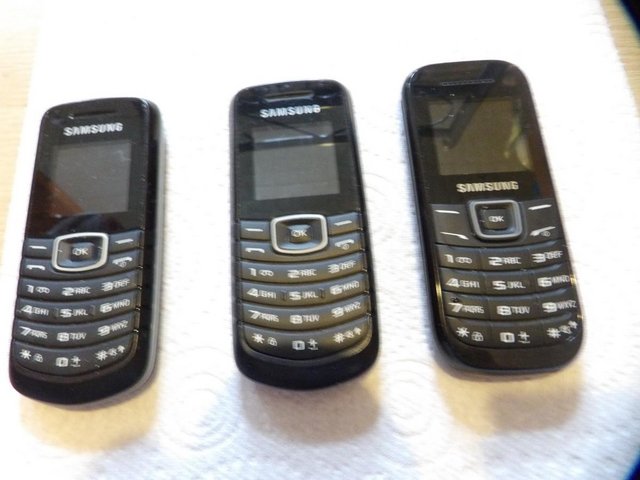 Preview of the first image of samsung mobile phones x3 SELL FOR £12.