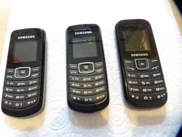 Image 3 of samsung mobile phones x3 SELL FOR £12
