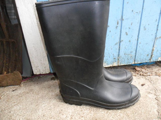 Preview of the first image of BLACK MENS WELLINGTON BOOTS SIZE 12.