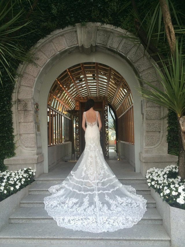 Preview of the first image of Martina Liana stunning fish tail size 8/9 wedding dress.