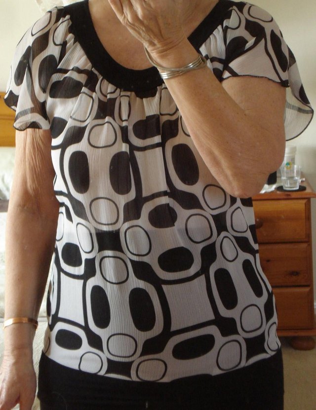Image 2 of LADIES NEW LOOK BLACK/WHITE SHORT SLEEVED BLOUSE TOP SIZE 8