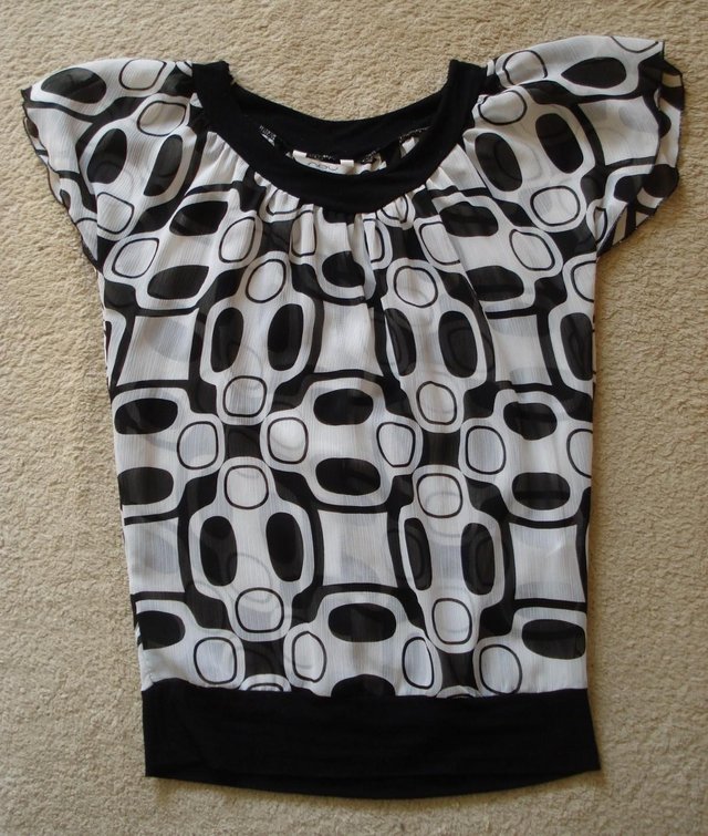 Preview of the first image of LADIES NEW LOOK BLACK/WHITE SHORT SLEEVED BLOUSE TOP SIZE 8.