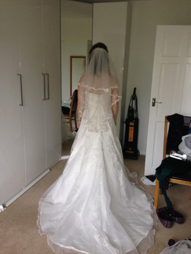 Preview of the first image of Stunning ivory wedding dress.