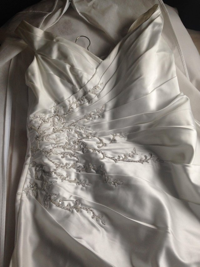 Image 26 of Beautiful Alfred Angelo Wedding Dress Stunning detail