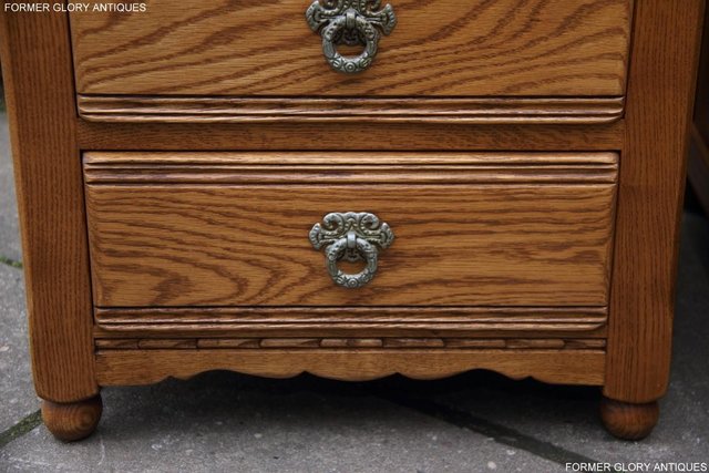 Image 66 of PAIR OF OLD CHARM OAK BEDSIDE LAMP TABLES CHEST OF DRAWERS