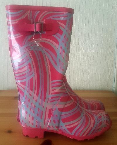 Preview of the first image of Gorgeous Pink Ladies/Girls Wellies - Size 4.   BX13.