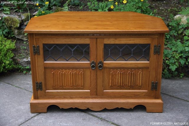 Preview of the first image of OLD CHARM OAK CORNER TV TABLE HI FI DVD CD CABINET STAND.