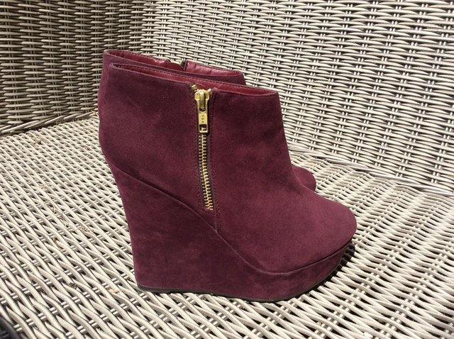 Preview of the first image of Ankle boots burgundy size 6.