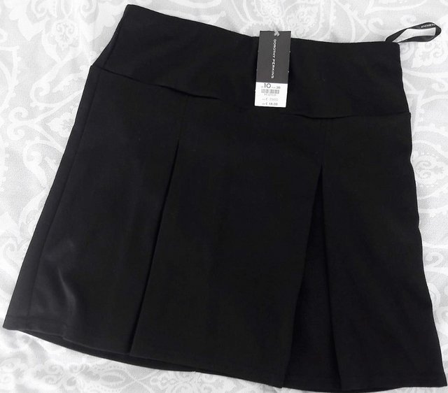 Preview of the first image of Dorothy Perkins black short skirt size 10.