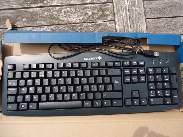 Preview of the first image of key board and mouse, never used.