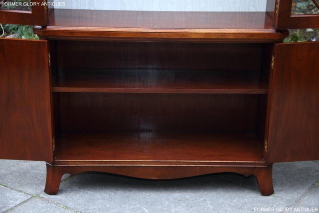 Image 28 of TITCHMARSH AND GOODWIN MAHOGANY CHINA GLASS DISPLAY CABINET