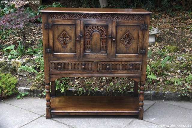 Preview of the first image of TITCHMARSH & GOODWIN STYLE OAK DRINKS WINE CABINET SIDEBOARD.