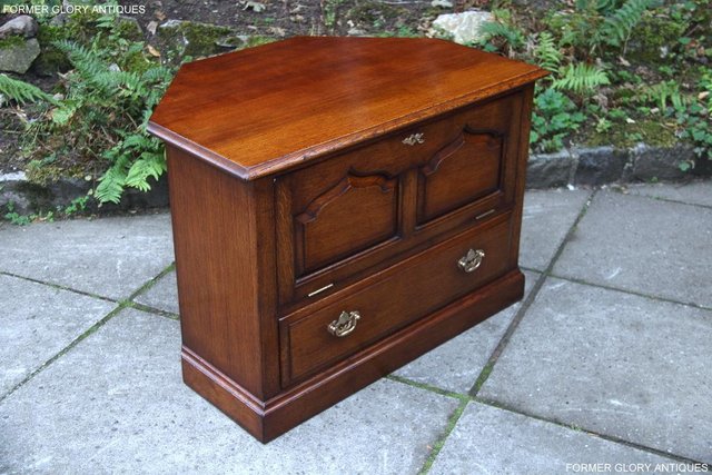 Image 36 of TITCHMARSH & GOODWIN SOLID OAK CORNER TV CABINET DVD STAND