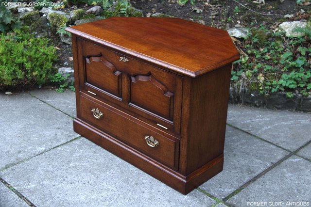 Image 46 of TITCHMARSH & GOODWIN SOLID OAK CORNER TV CABINET DVD STAND