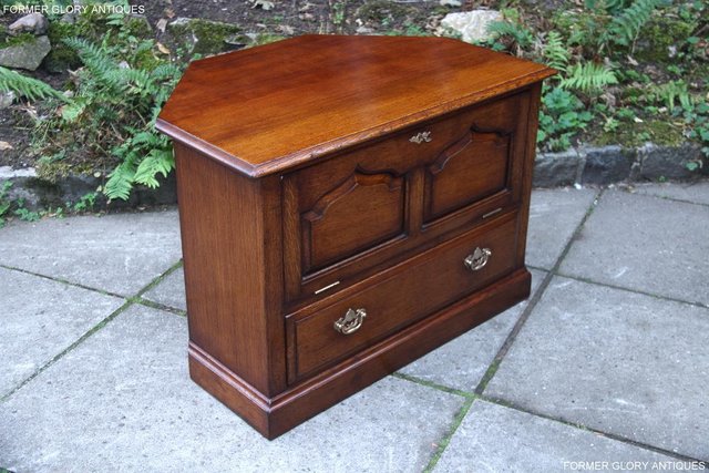 Image 49 of TITCHMARSH & GOODWIN SOLID OAK CORNER TV CABINET DVD STAND