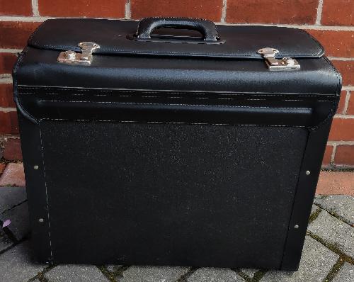 Preview of the first image of LARGE BLACK STORAGE CASE, SUITABLE FOR PHOTOGRAPHY.