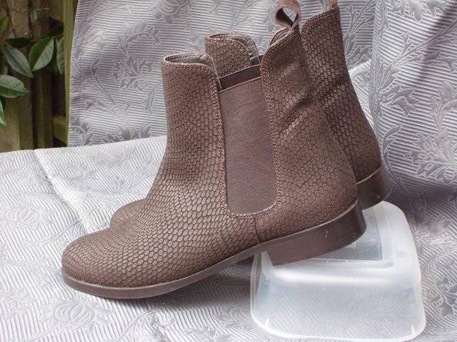Preview of the first image of Brown Leather Ankle Boots – Size 5/38 – NEW!.