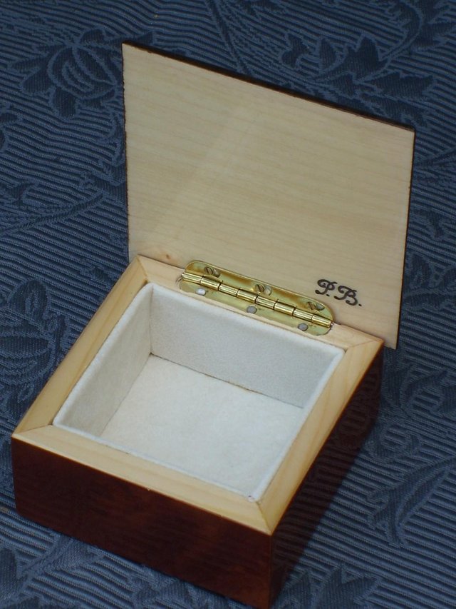 Image 3 of Sorrento Italy, Dove/Ribbon Wood Marquetry Box