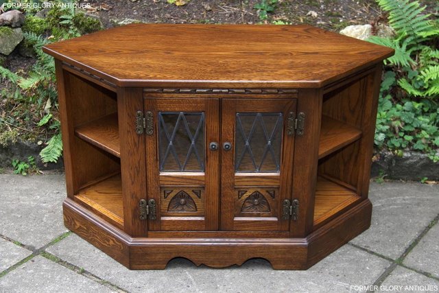 Preview of the first image of OLD CHARM LIGHT OAK CORNER TV STAND TABLE HI FI DVD CABINET.