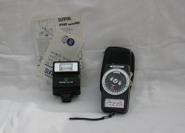 Image 2 of Praktica MTL3 Camera with flash and light meter – Vintage