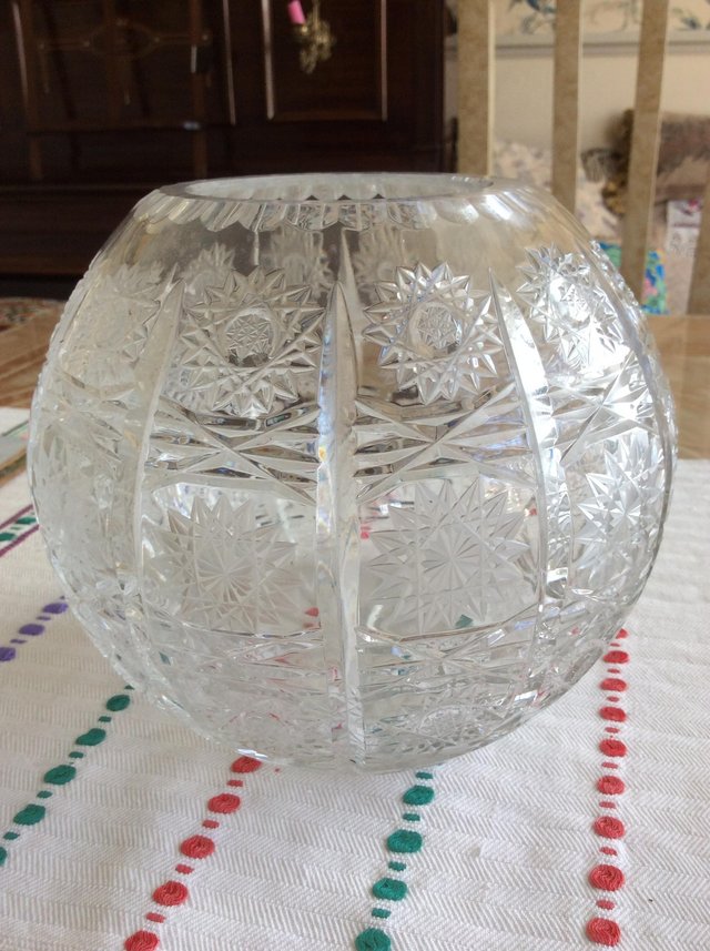 Preview of the first image of Unusual circular crystal vase, very good quality.