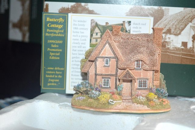 Preview of the first image of Lilliput Lane - Butterfly Cottage (signed by painter).