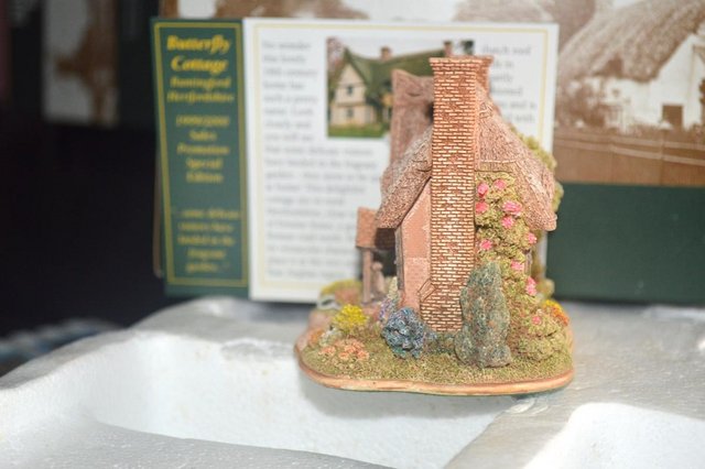 Image 3 of Lilliput Lane - Butterfly Cottage (signed by painter)