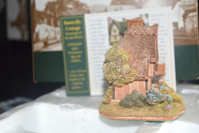 Image 4 of Lilliput Lane - Butterfly Cottage (signed by painter)