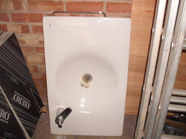 Preview of the first image of Large Modern White Sink (all the fittings) High Quality.