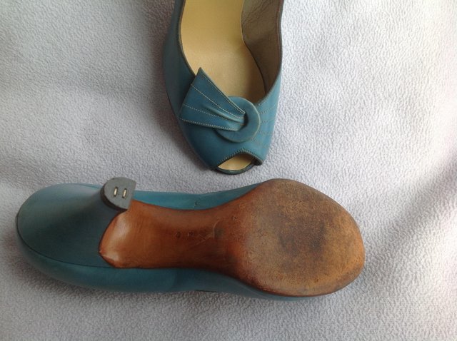 Preview of the first image of Vintage 1950s ladies leather shoe size 3. / 36. Blue.